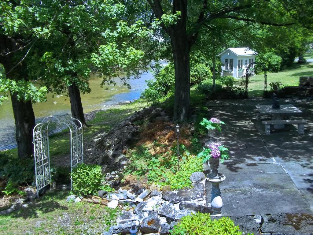 The Rivers Edge Executive Suites Tiffin ภายนอก รูปภาพ